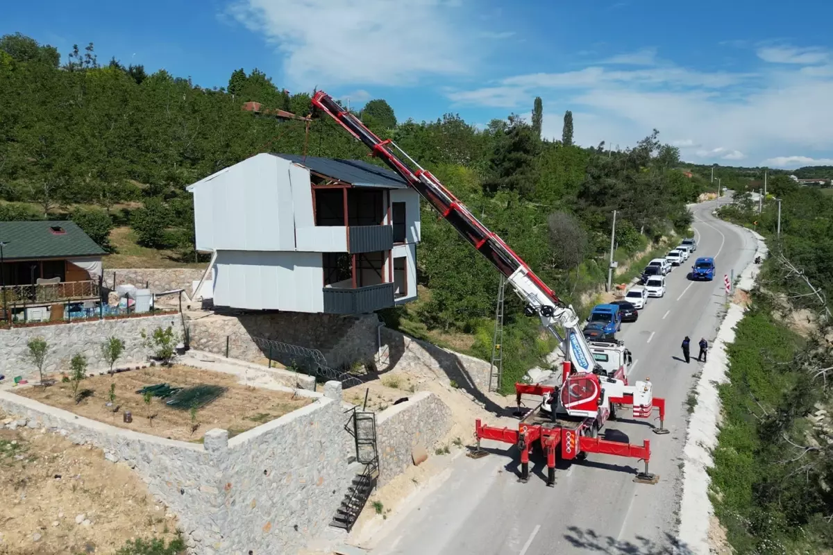 Kaçak villasını yıkımdan vinçle kaçırdı