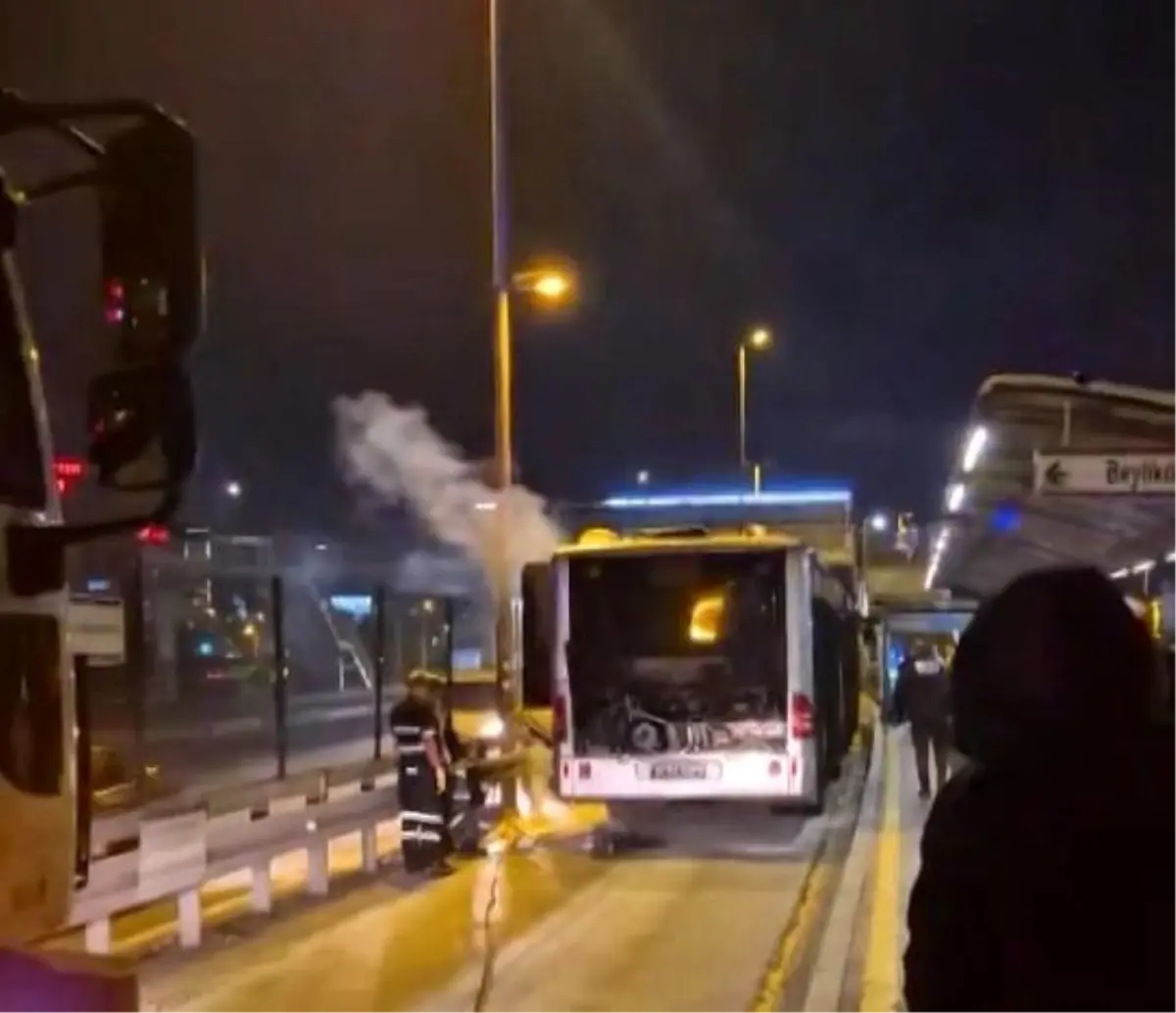 Kağıthane'de Metrobüs Yangını: Seferlerde Aksama