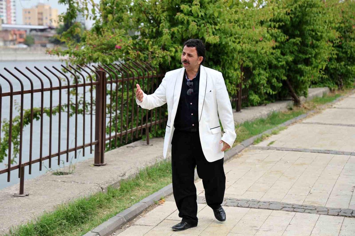 Cemil Kırbiçer: Konuşma Bozukluğuna Rağmen Şarkıcılık Hayalini Gerçekleştirdi
