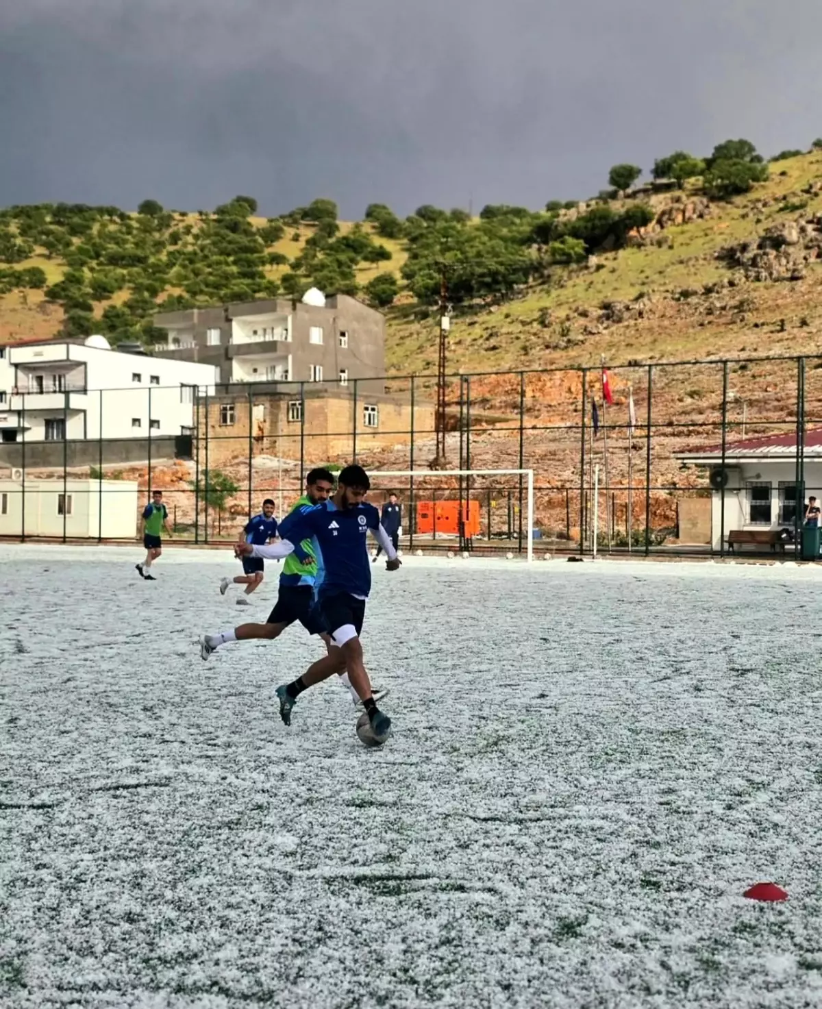 Mazıdağı Fosfatspor, Dolu Yağışına Rağmen Antrenmanlara Devam Ediyor
