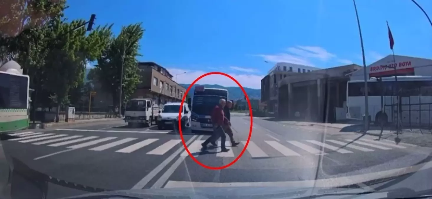 Bursa'da Minibüs Şoförü Kırmızı Işıkta Tehlikeli Davrandı