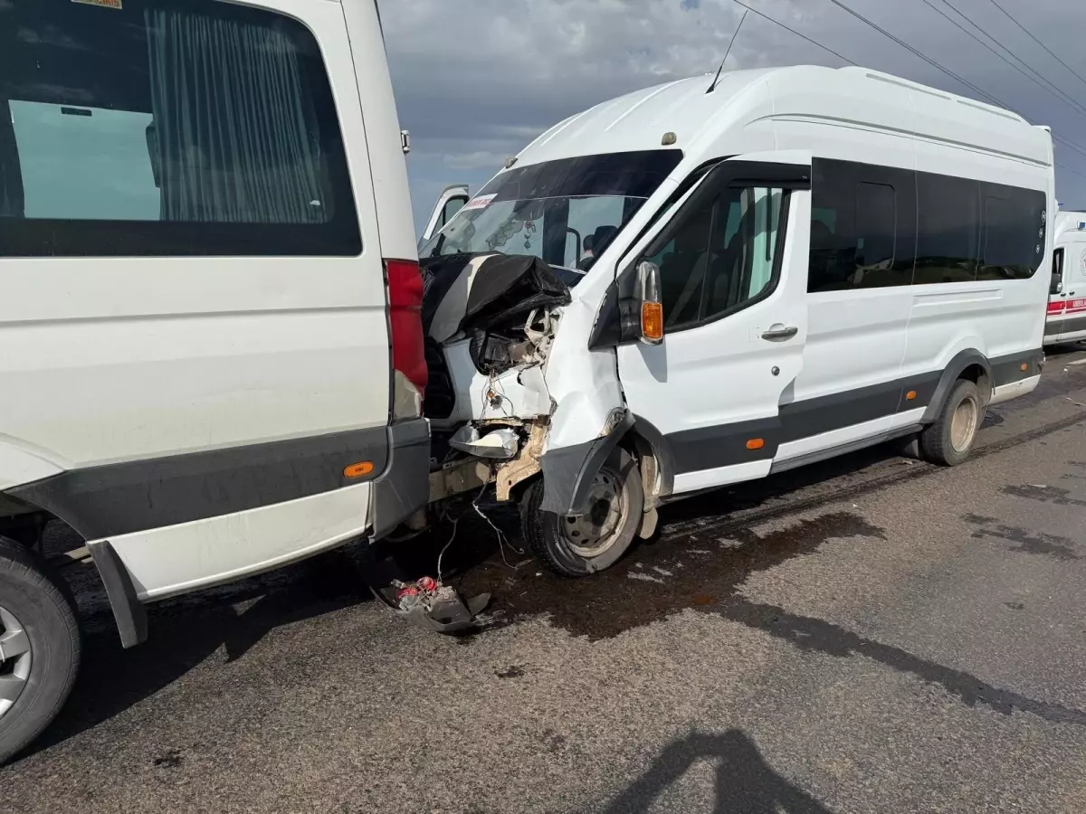 Siverek'te Öğretmenleri Taşıyan Servis Minibüsleri Çarpıştı: 28 Yaralı