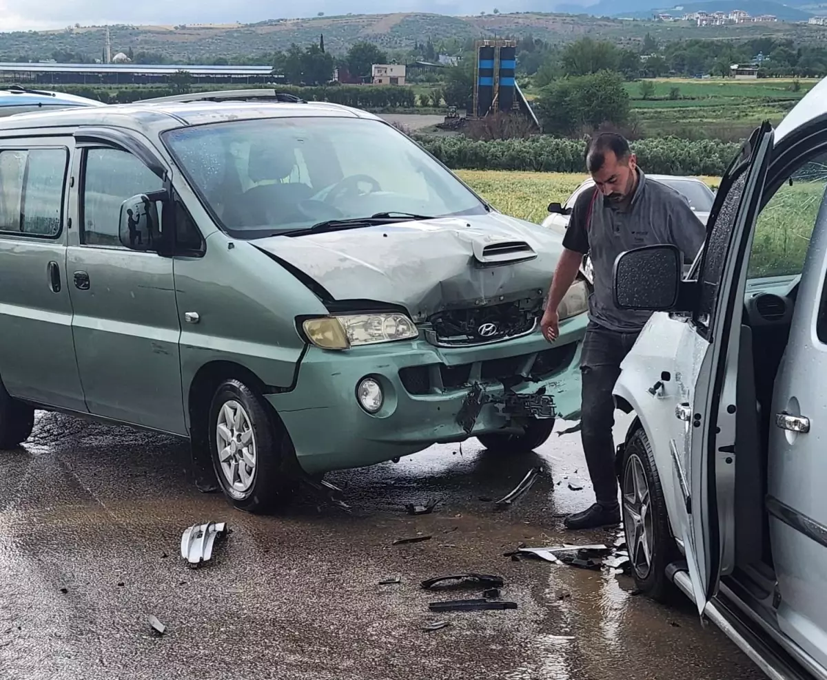 Osmaniye'de Minibüs ve Ticari Araç Çarpıştı: 1 Yaralı