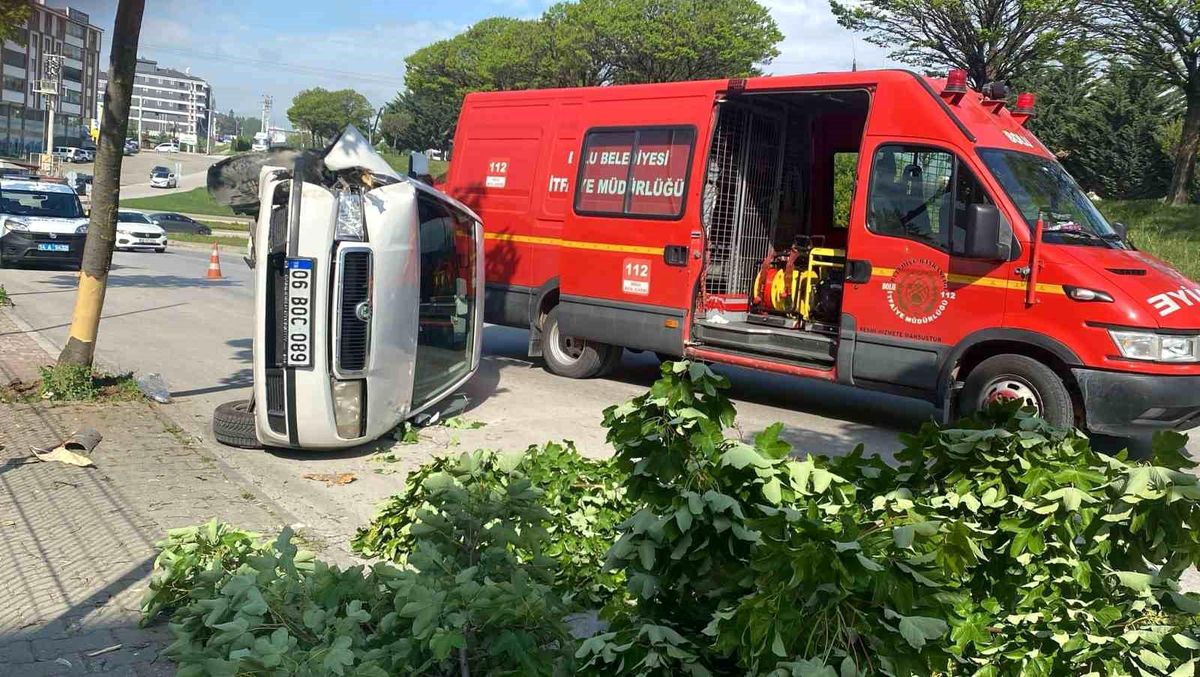 Bolu'da Rampa Yukarı Çıkarken Kontrolden Çıkan Otomobil Devrildi