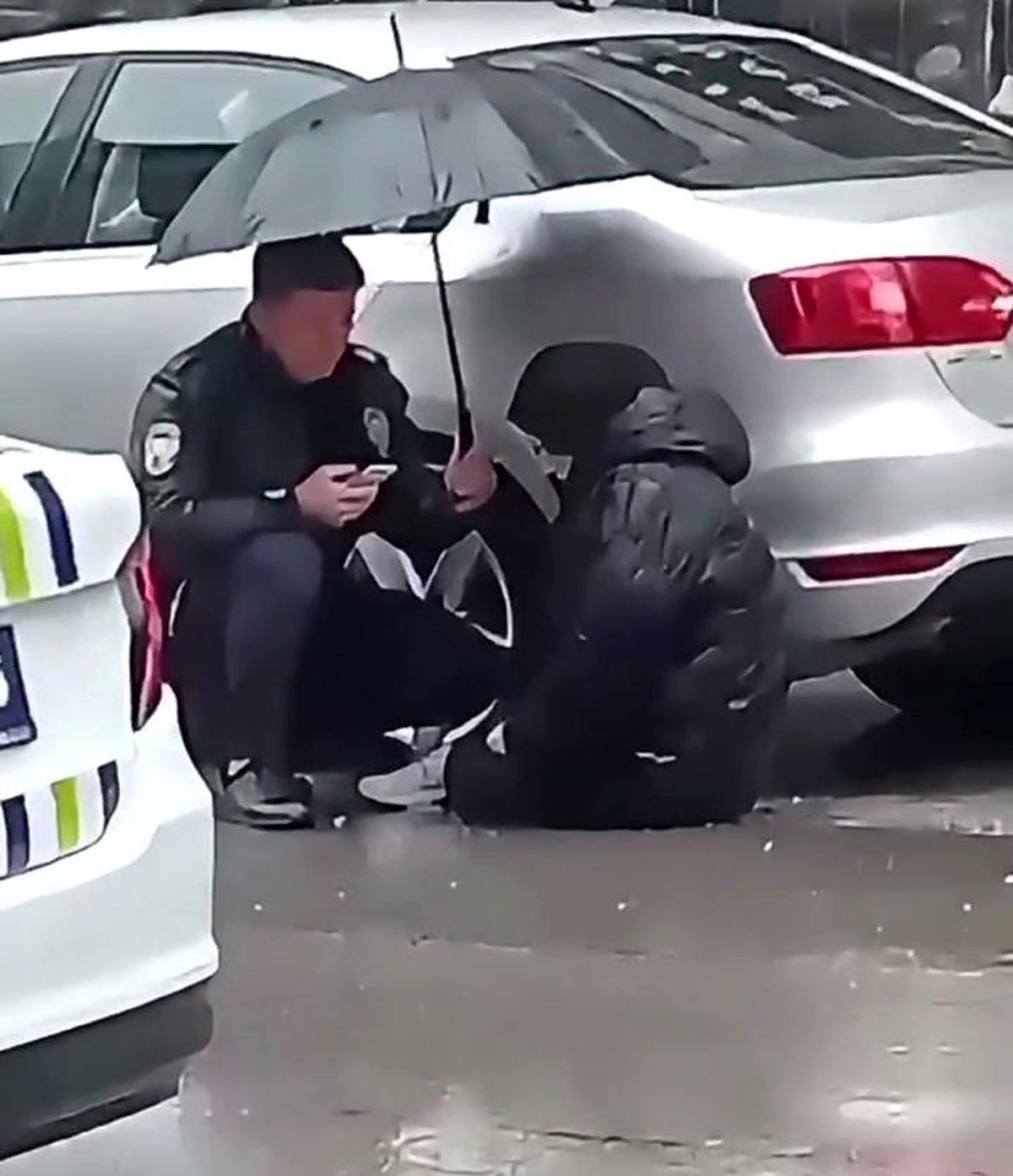 Polis Memuru, Kaza Geçiren Küçük Kız İçin Şemsiye Tuttu