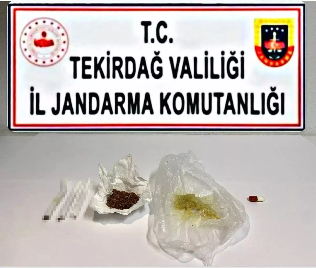 Tekirdağ'da Jandarma Operasyonunda Ruhsatsız Silah ve Uyuşturucu Madde Ele Geçirildi