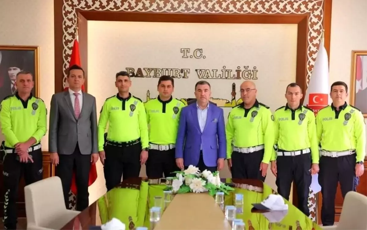 Trafik Güvenliği İçin Özveri Gösteren Polisi Ödüllendirildi