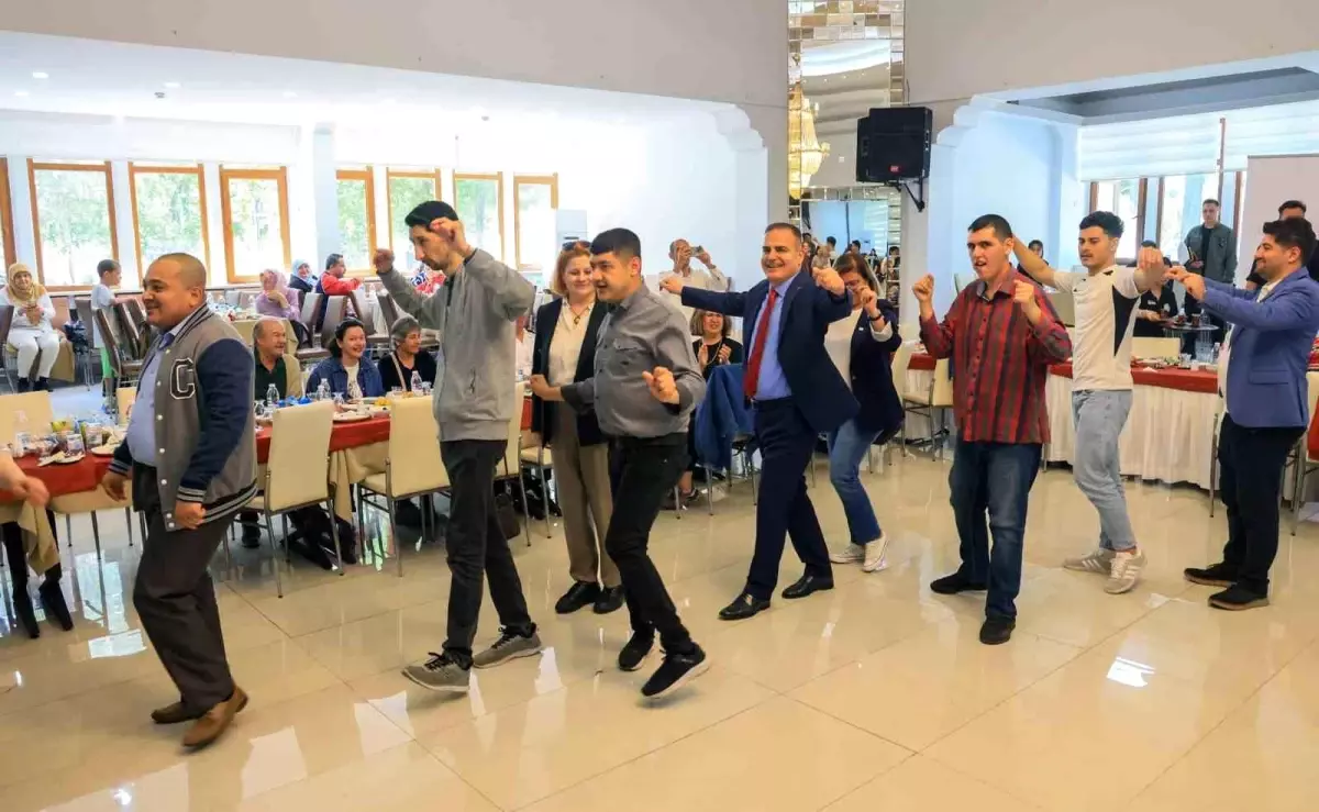 Vali Akbıyık, Engel Tanımayan Dostlarıyla Kahvaltıda Bir Araya Geldi