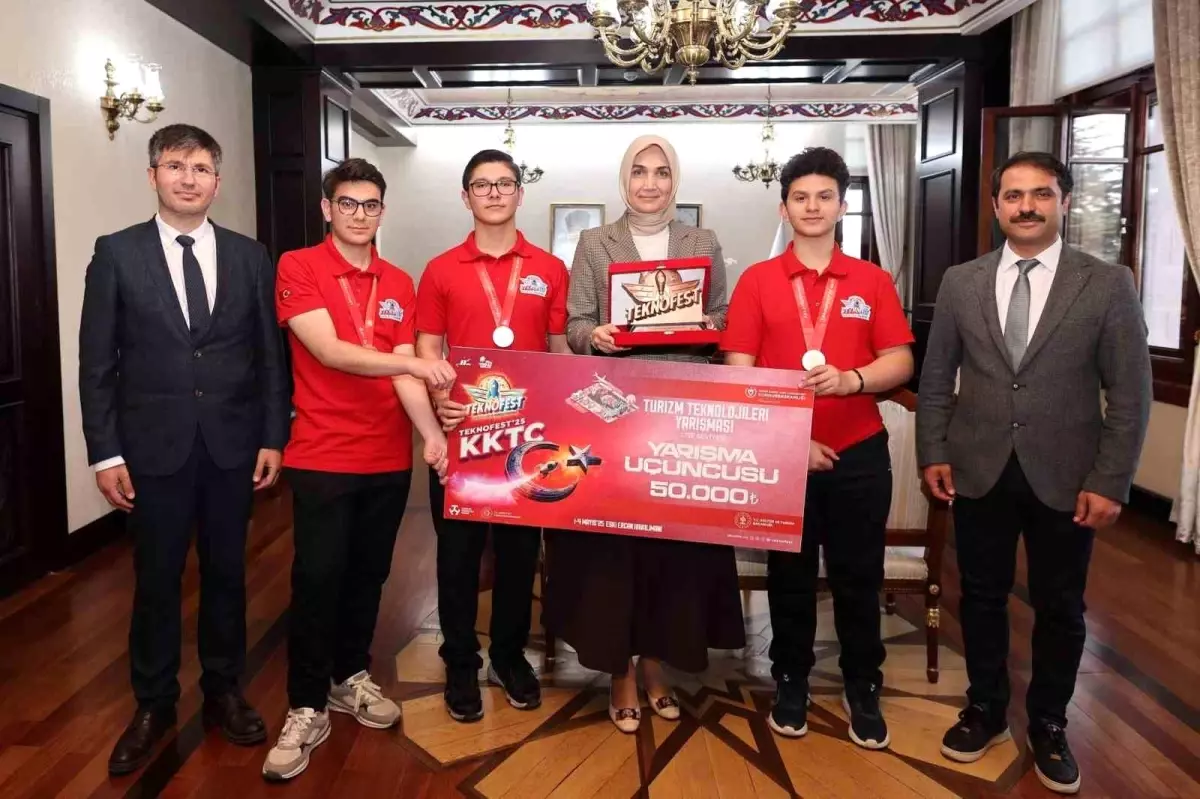 HasCode Takımı, Vali Yiğitbaşı ile Bir Araya Gelerek Projelerini Tanıttı