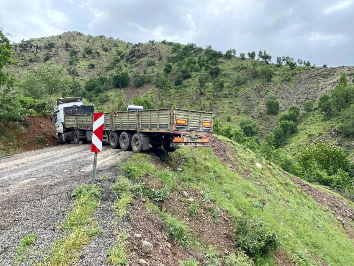 Hakkari'de Virajda Mahsur Kalan Tır, Vatandaşların Yardımıyla Kurtarıldı