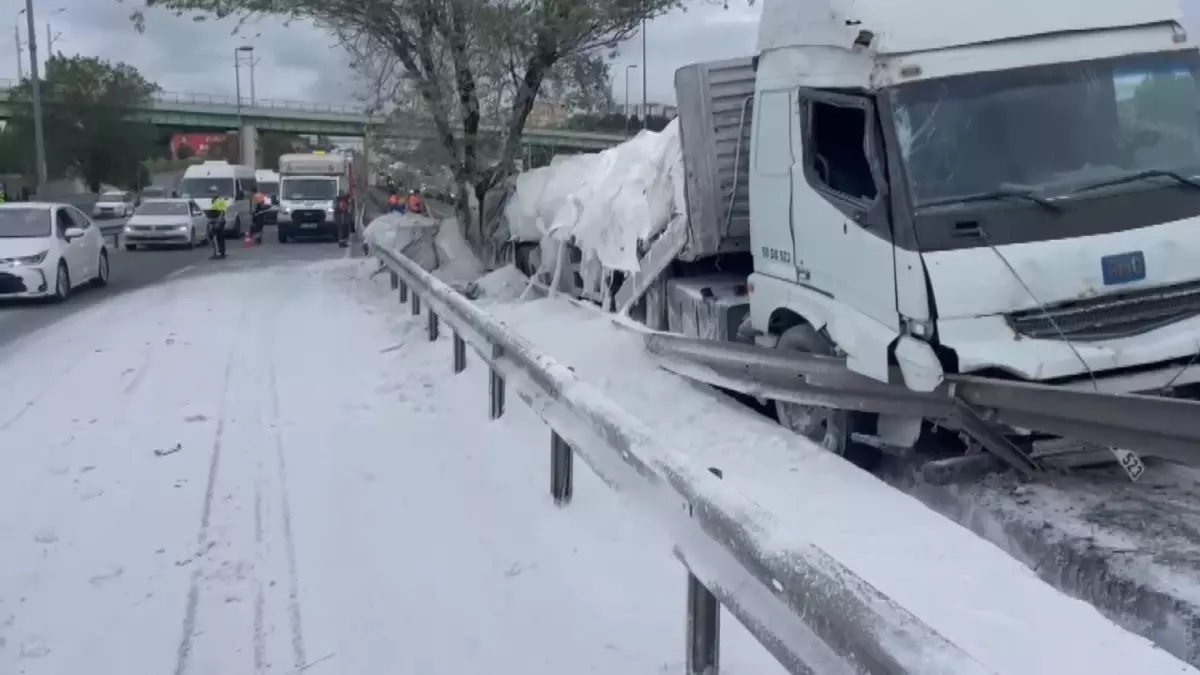 Zeytinburnu'nda Toz Alçı Yüklü TIR Bariyerlere Çarptı