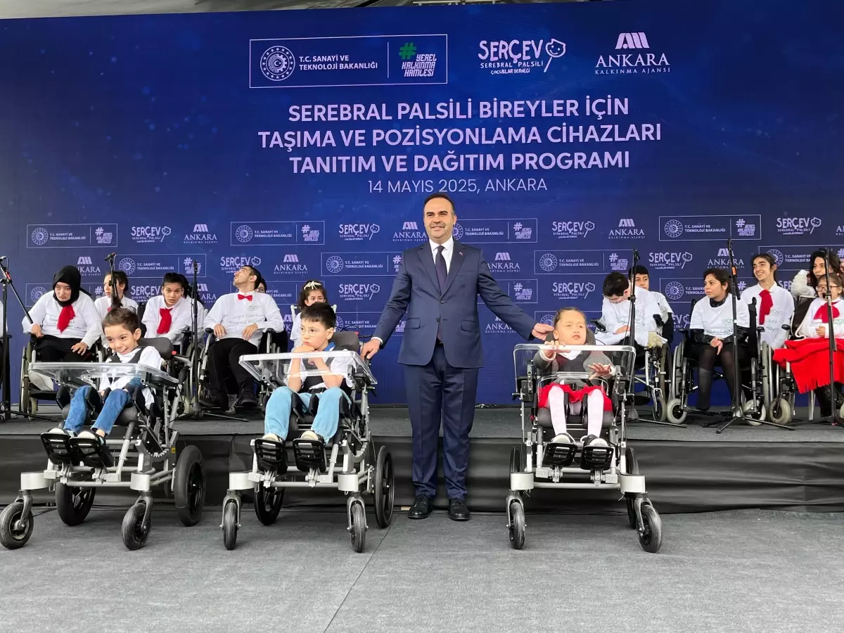 Bakan Kacır, Serebral Palsili Bireyler İçin 600 Cihaz Dağıttı
