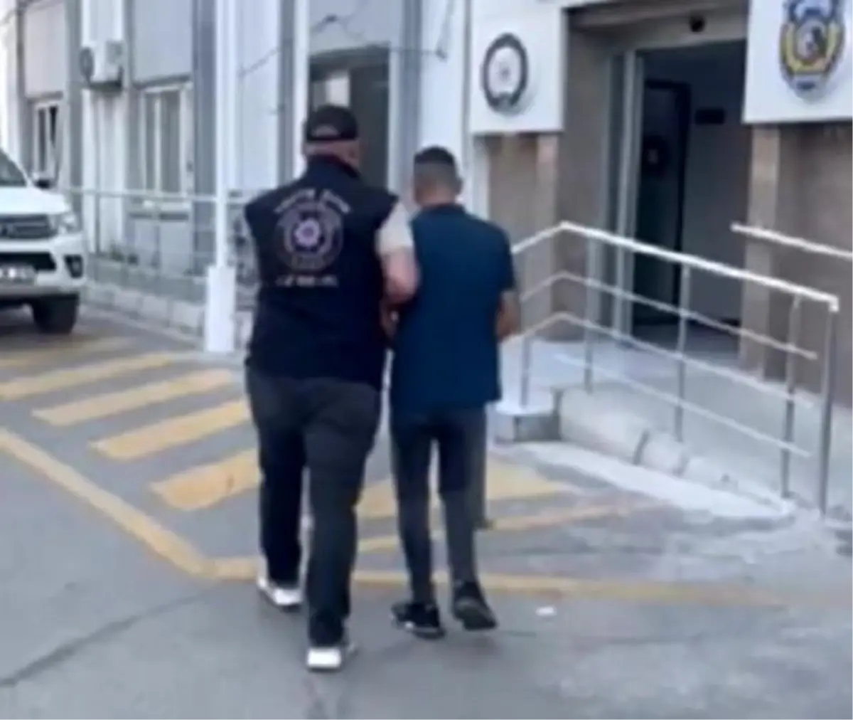 İzmir'de Kırmızı Bültenle Aranan İki Cinayet Firarisi Yakalandı