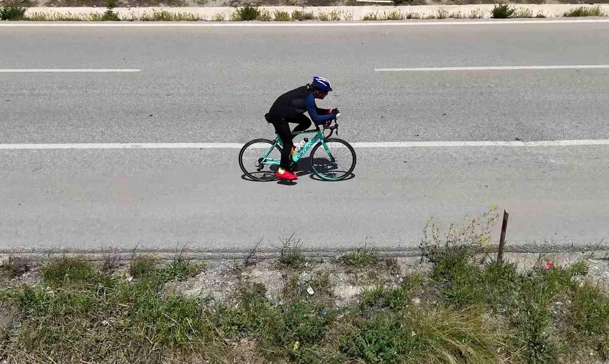 Çanakkale'den aldığı şehitlik toprağını Samsun'a ulaştırmak için pedal çeviriyor: 900 kilometreyi geride bıraktı