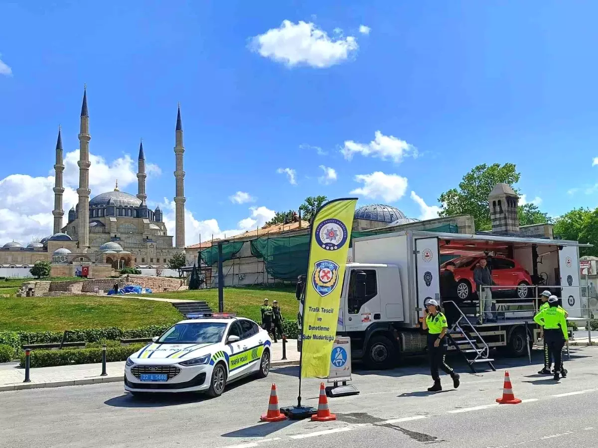 Edirne'de Emniyet Kemeri Takmayan Sürücülere Simülasyon Deneyimi