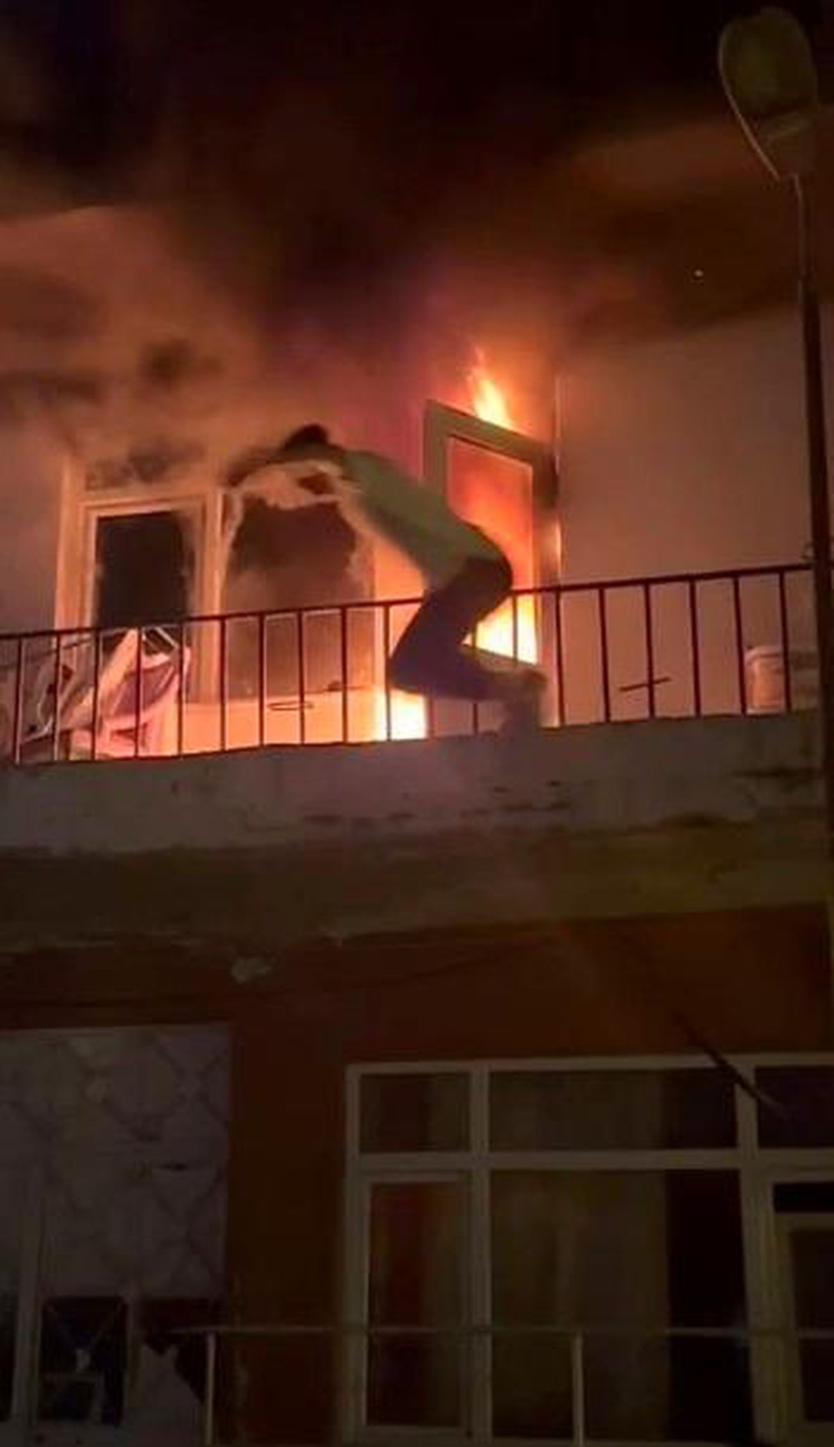 Kocaeli'de Yangın: Komşu Balkondan Atlarken Anbean Kaydedildi