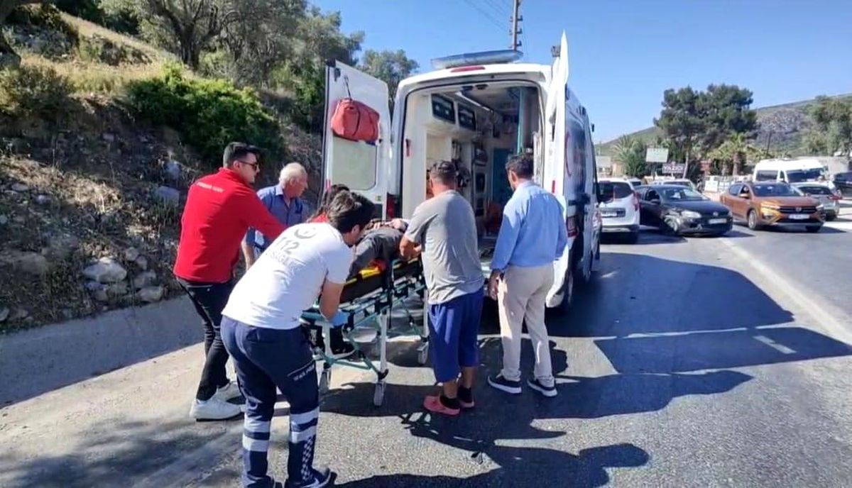 Kuşadası'nda Trafik Kazası: Sürücü Fenalaştı, 3 Araç Karıştı