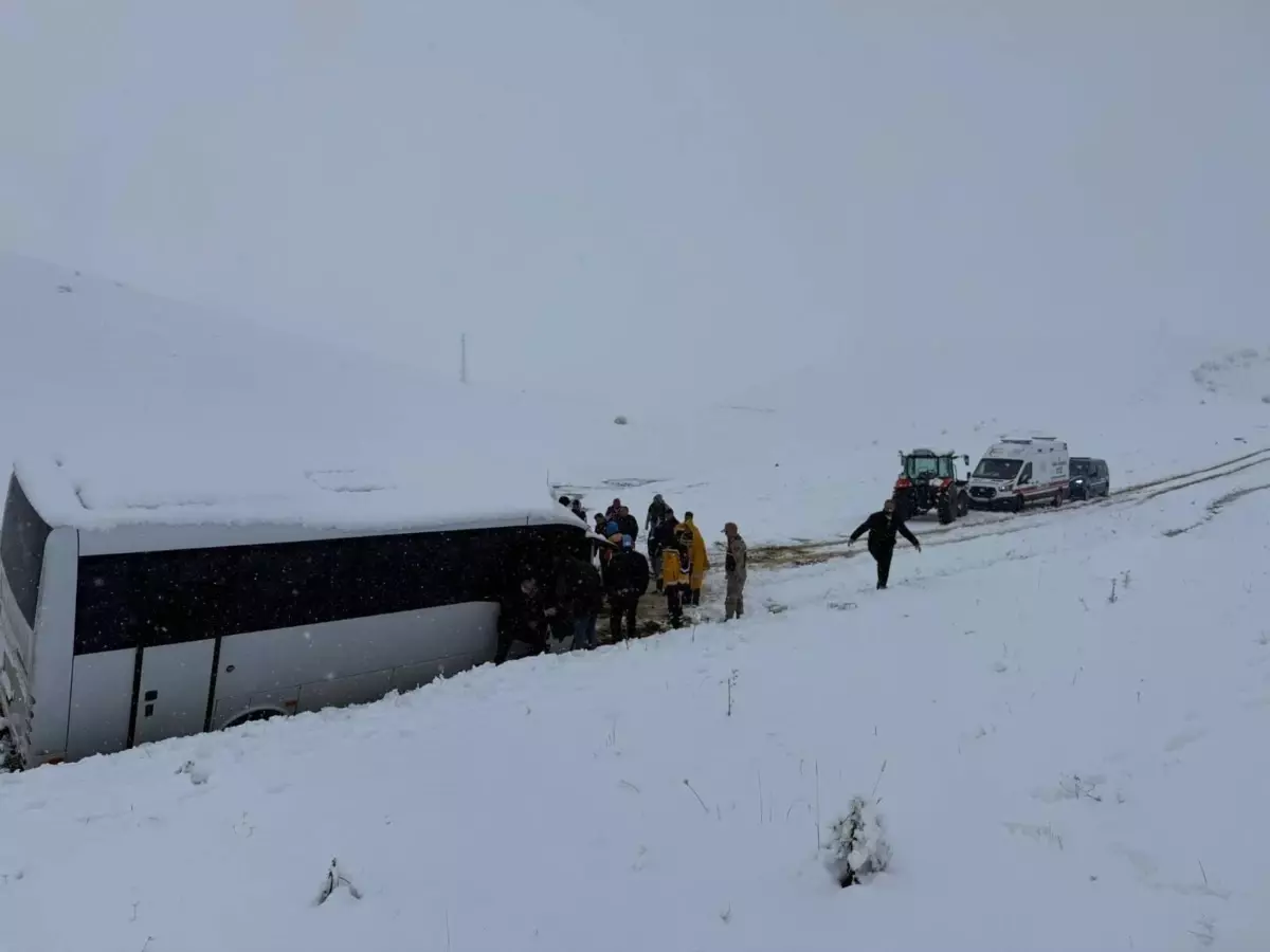 Taraftarları Taşıyan Otobüs Yoldan Çıktı