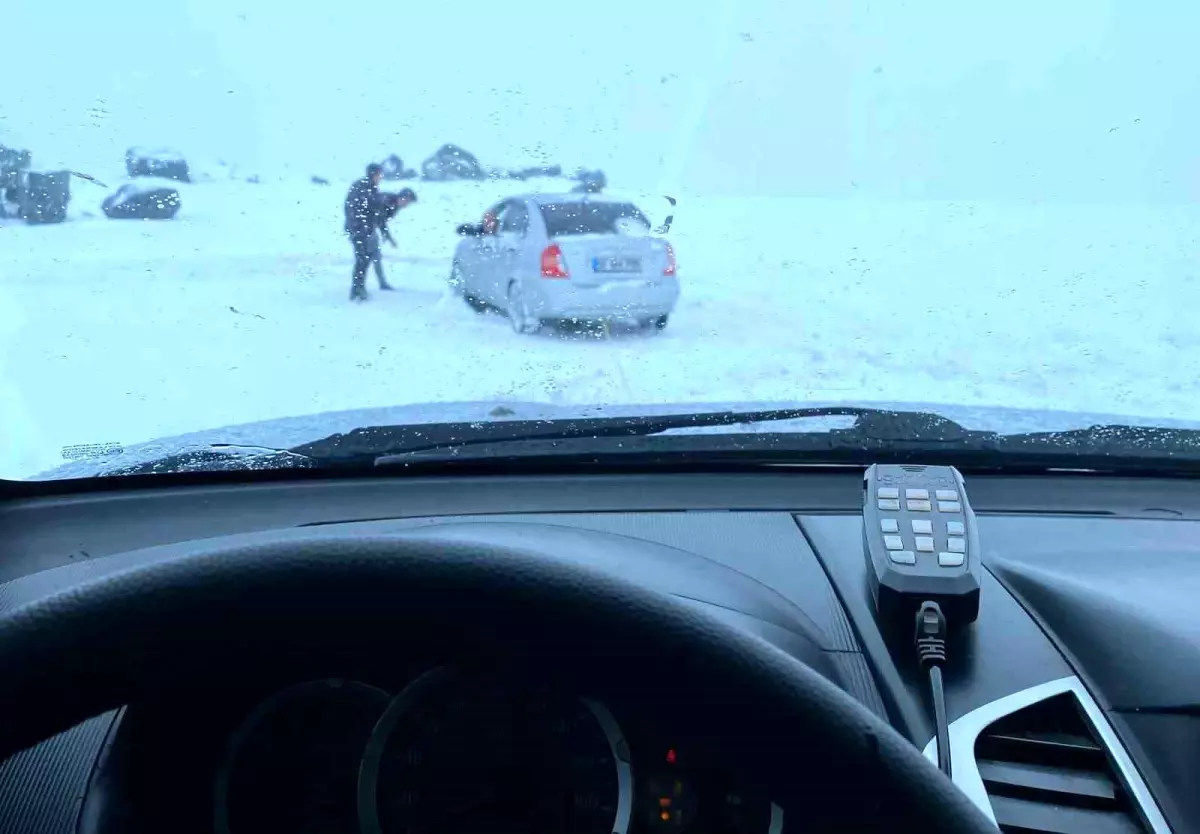 Macer Offroad Kulübü, Tekman Geçidi'nde Mahsur Kalan Vatandaşları Kurtardı