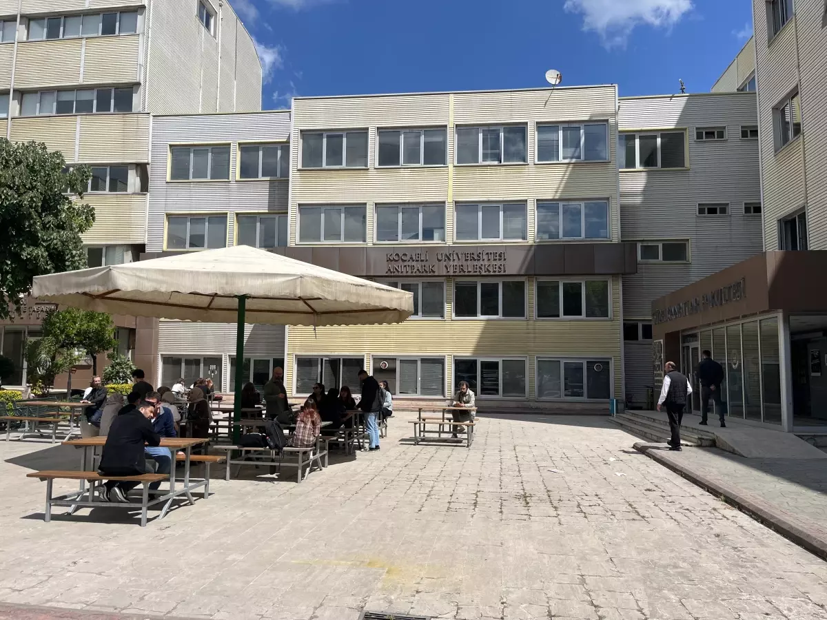 Kocaeli Üniversitesi'nde Yapısal Sorunlar Nedeniyle A Blok Boşaltıldı