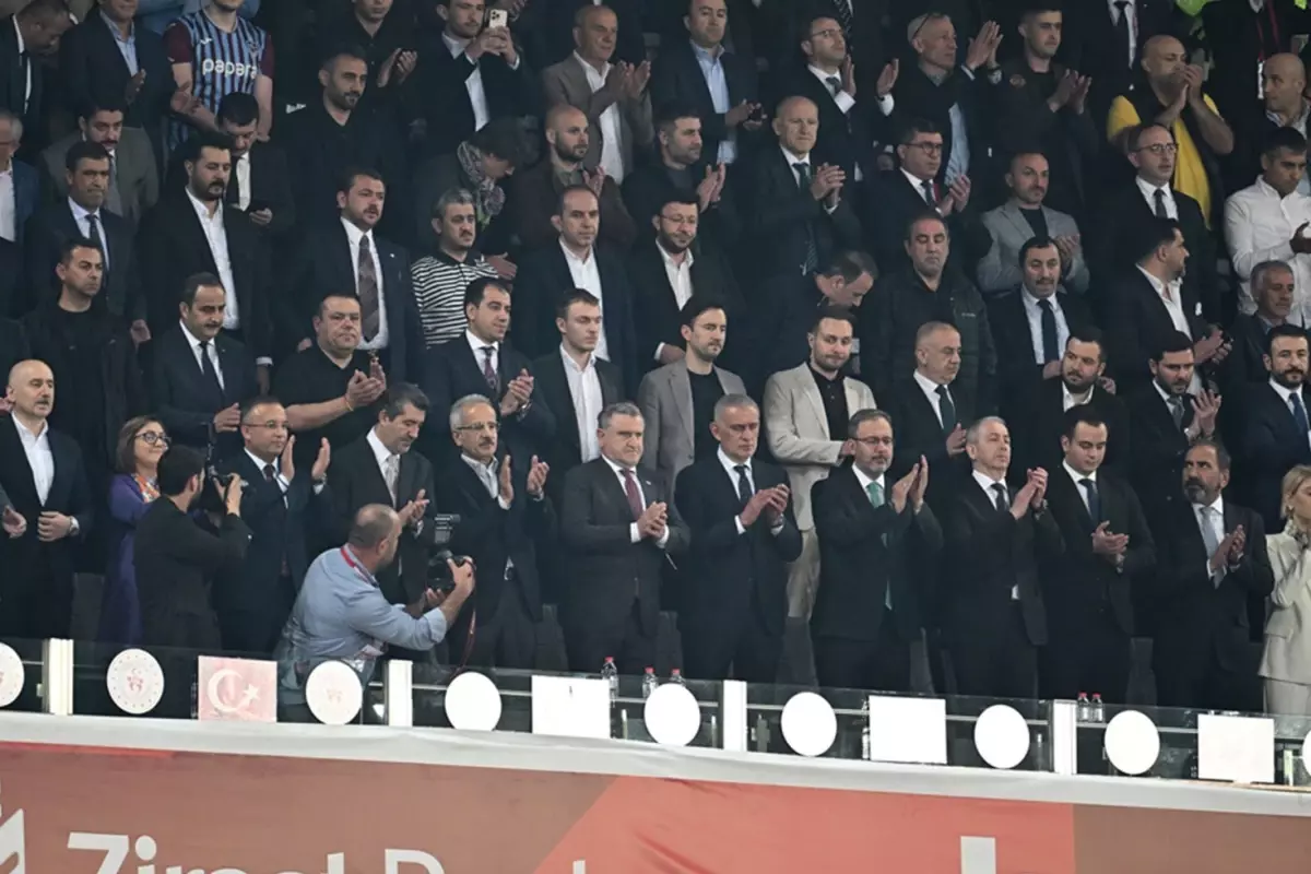 Galatasaray taraftarından İbrahim Hacıosmanoğlu'na tepki! Elini sıkmadı