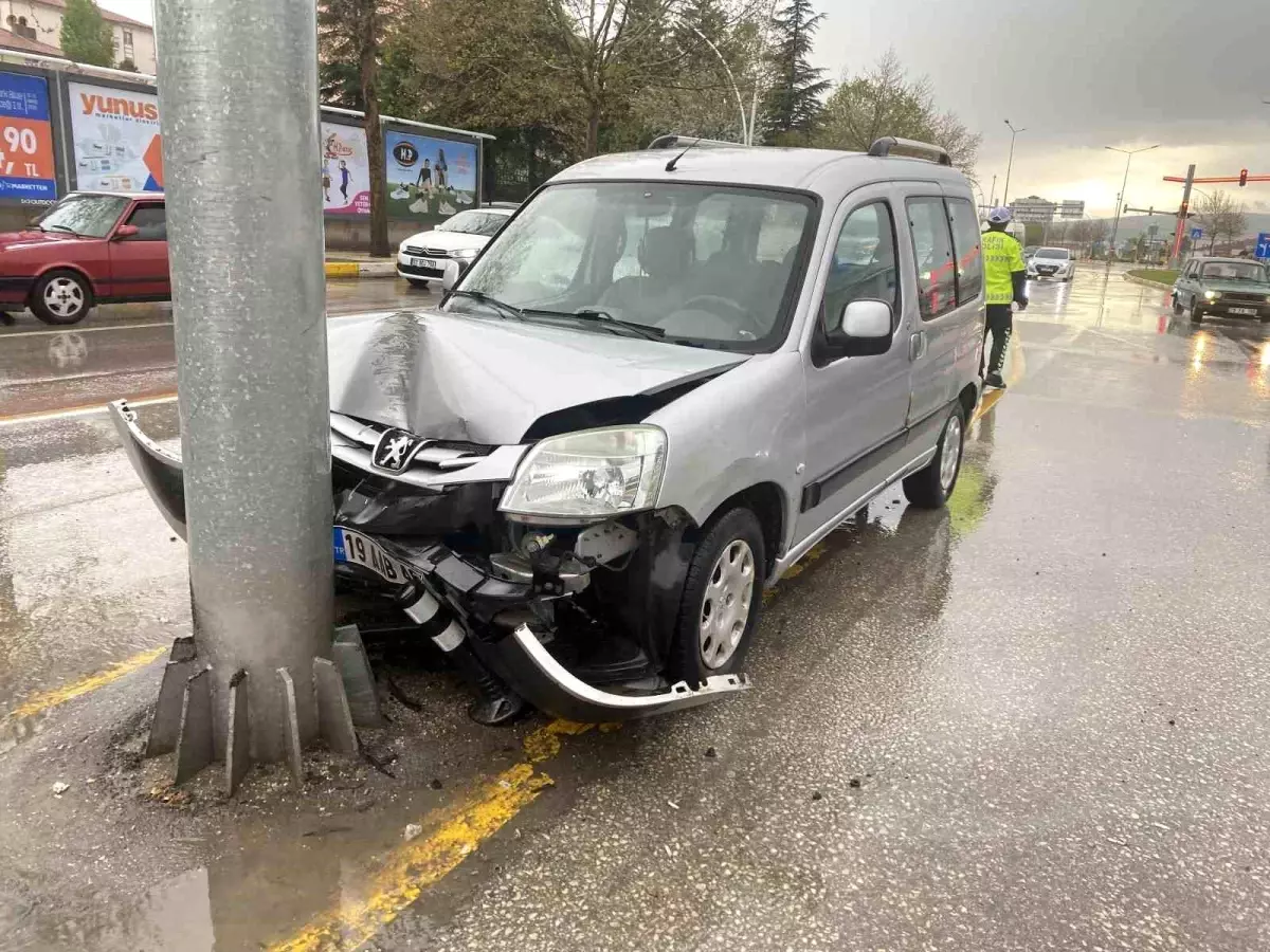 Çorum'da Elektrik Direğine Çarpan Araçta 2 Yaralı