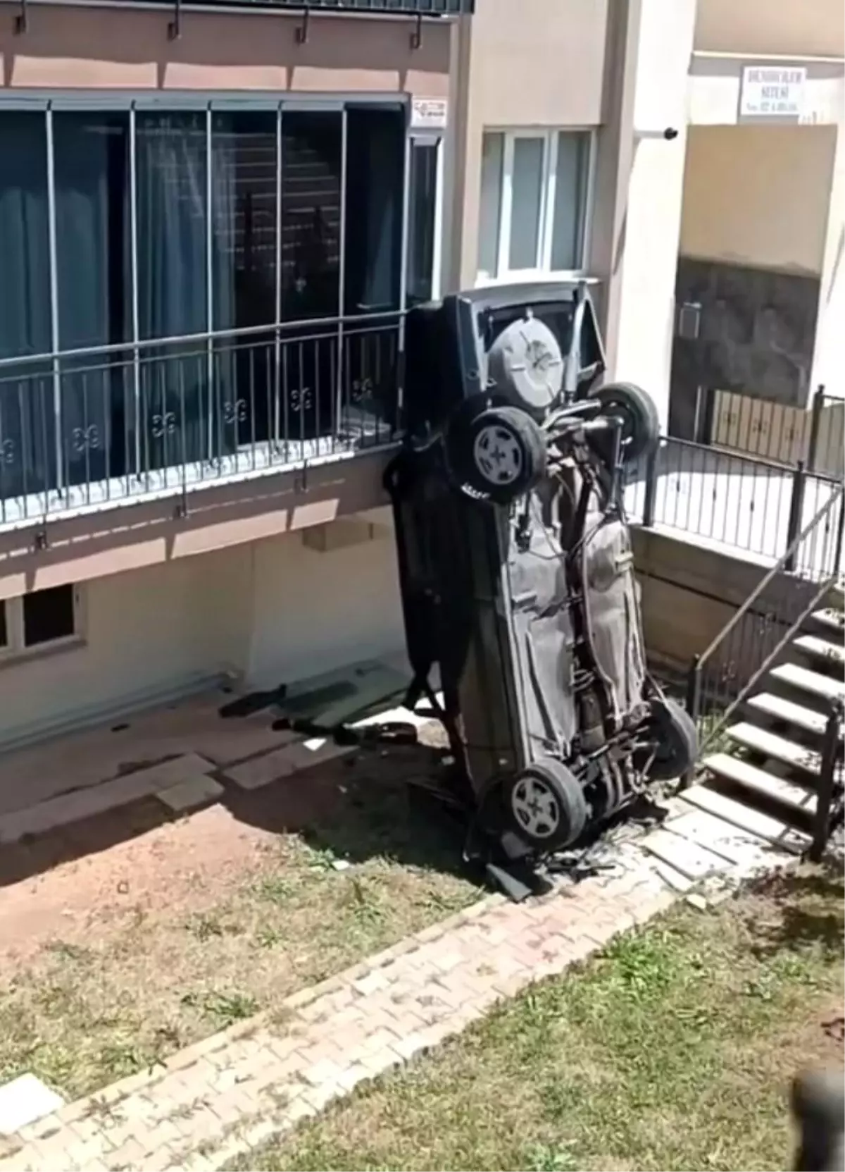 Otomobiliyle Apartmanın Bahçesine Uçan Kadın Sürücü Sağ Kurtarıldı