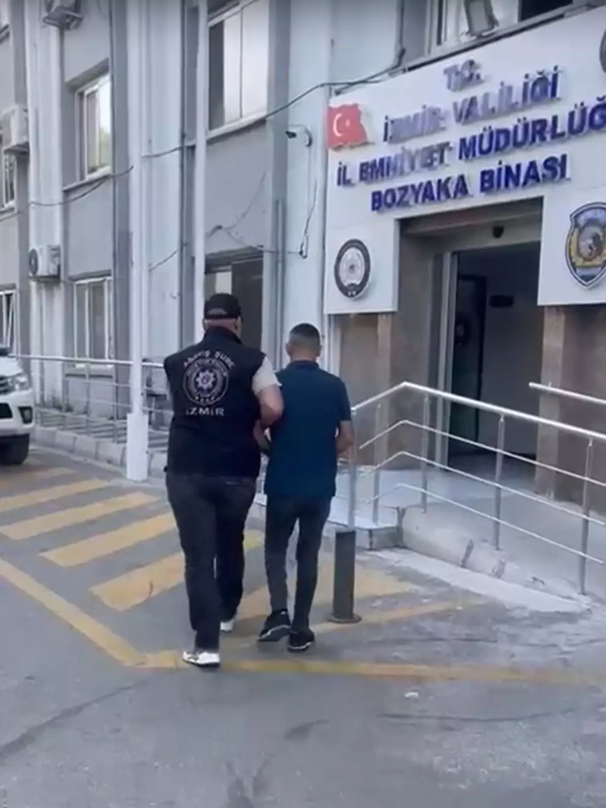 İzmir'de Kırmızı Bültenle Aranan İki Cinayet Şüphelisi Yakalandı