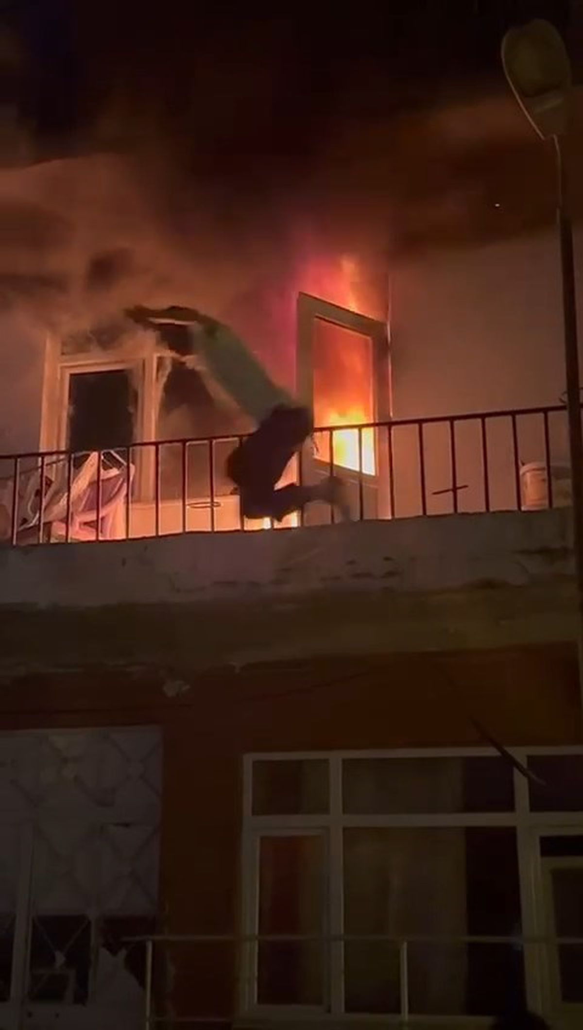 Kocaeli'de yangına müdahale ederken alevler büyüyünce balkondan atladı