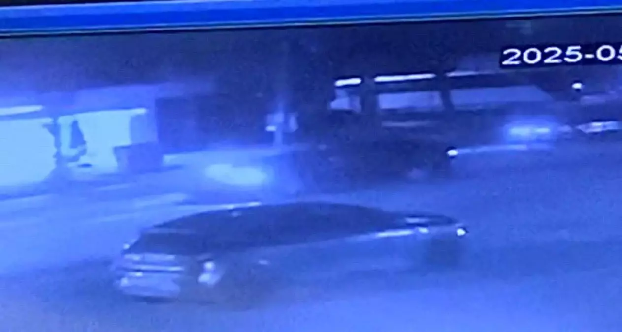 İnegöl'de Kontrolden Çıkan Otomobil Aydınlatma Direğine Çarptı: 2 Yaralı