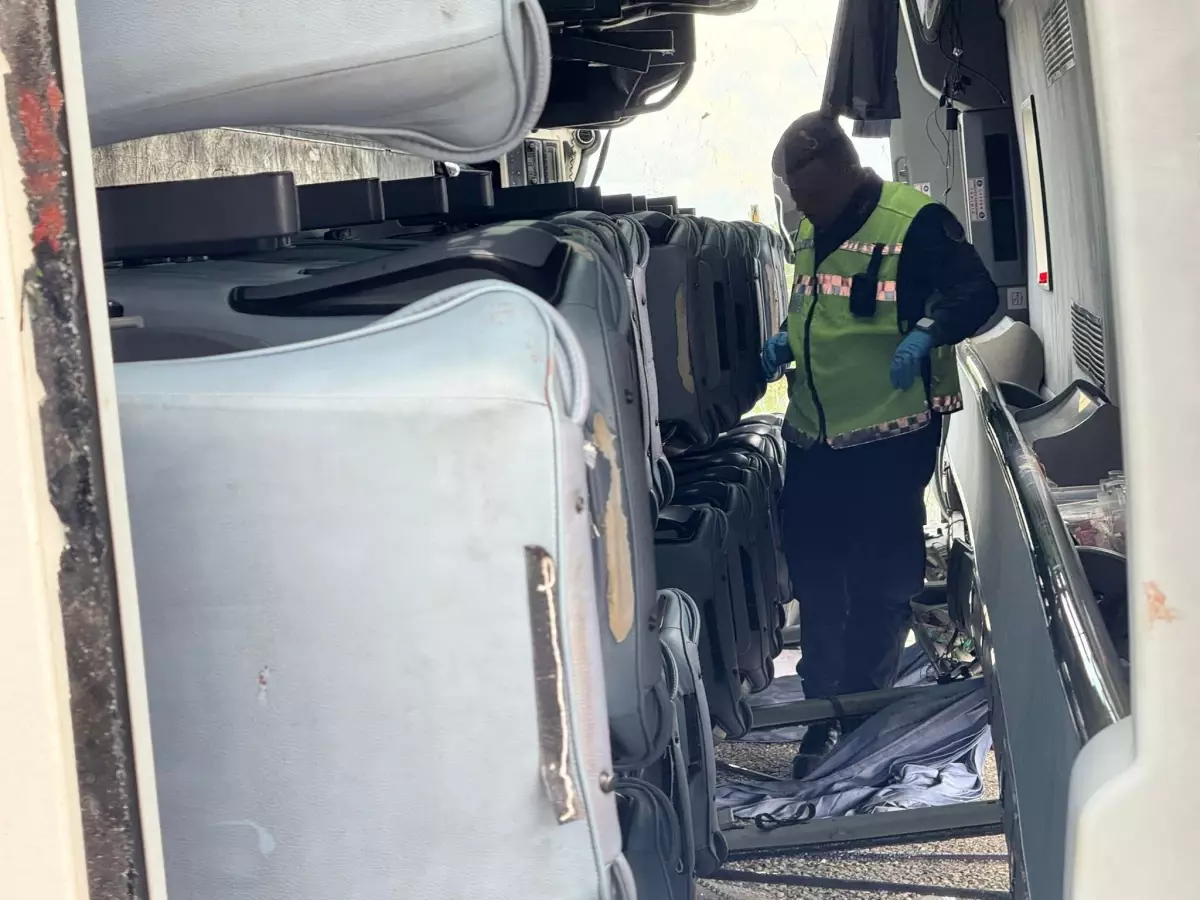 Beyşehir'de yağmur nedeniyle otobüs devrildi: 14 yaralı