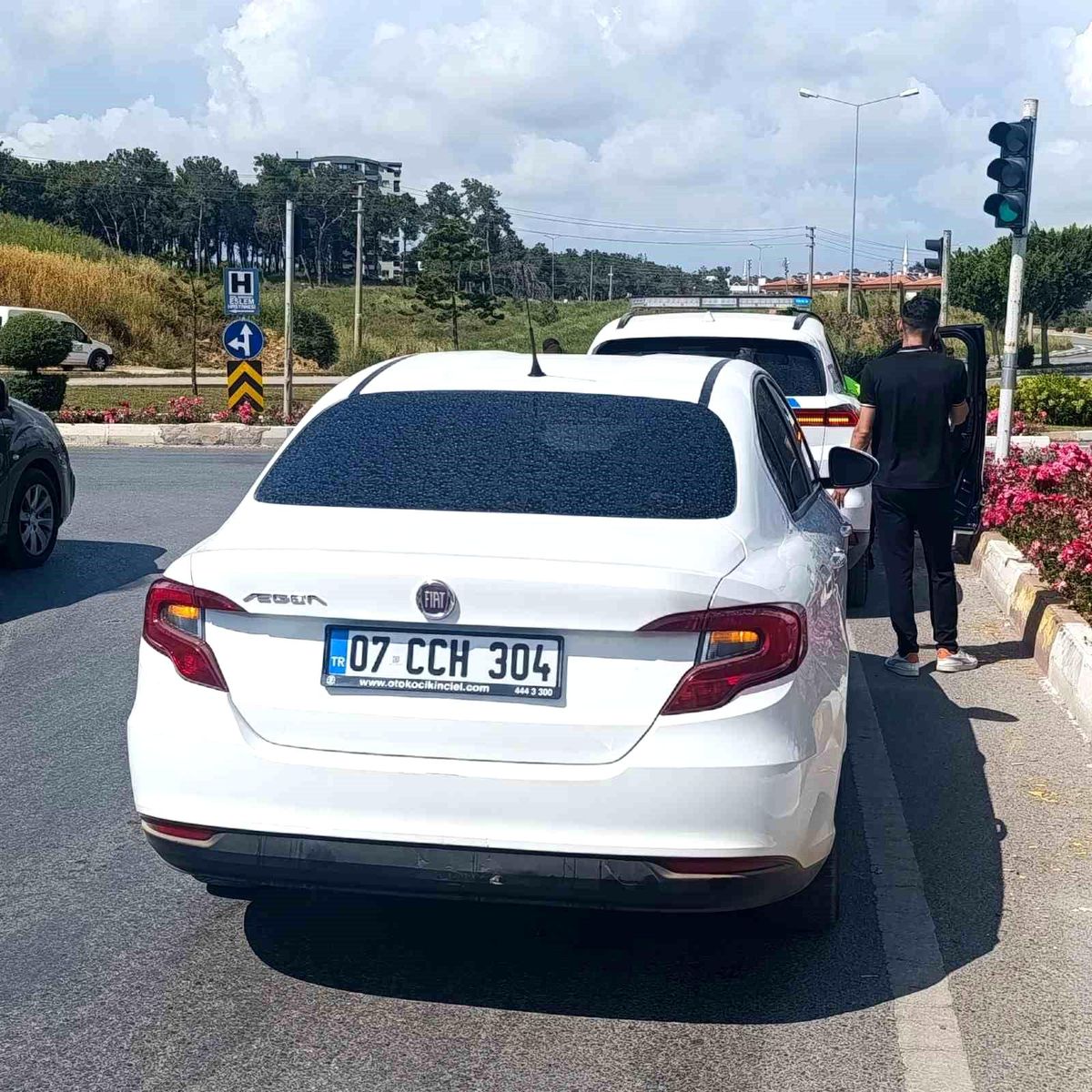 Antalya'da Geri Manevra Yapan Otomobil Motosiklete Çarptı