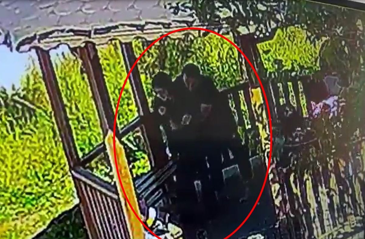 Nefes borusuna yabancı cisim kaçan öğrencisini Heimlich manevrasıyla kurtardı
