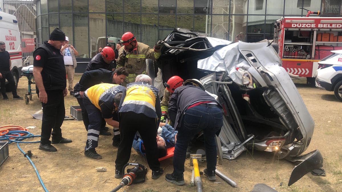 Düzce'de Otoparka Düşen Araçta 2 Kişi Ağır Yaralandı