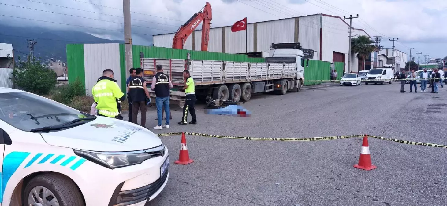 Hatay'da Motosiklet Tırla Çarpıştı: 16 Yaşındaki Sürücü Hayatını Kaybetti