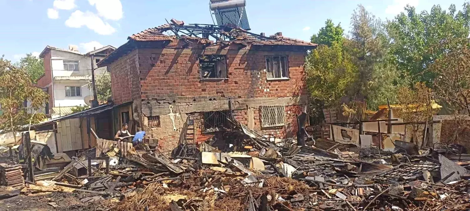 Denizli'de Yangın: İki Müstakil Ev Küle Döndü
