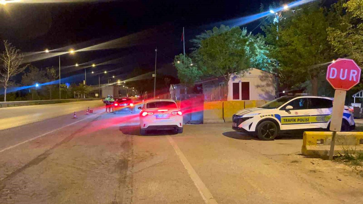 Kaçan Sürücü Polise Çarptı, Yakalandı