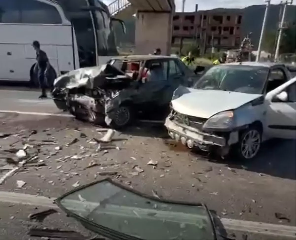Yalova-İzmit Kara Yolunda Zincirleme Kaza: 5 Yaralı