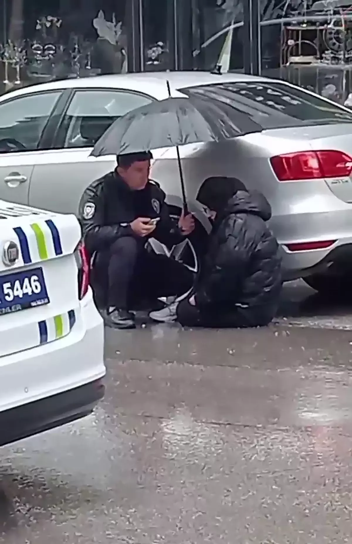 Polis Memurundan Duygulandıran Davranış: Lise Öğrencisini Yağmurdan Korudu