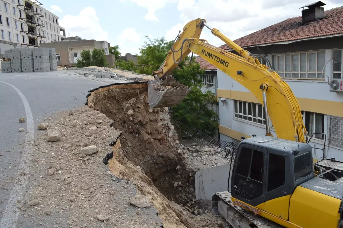 Mardin'de Yol ve İstinat Duvarı Okulun Bahçesine Çöktü