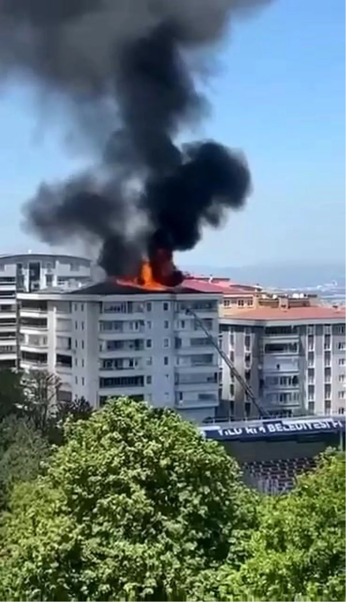 Bursa'da 6 Katlı Binanın Çatı Katı Yangınla Küle Döndü