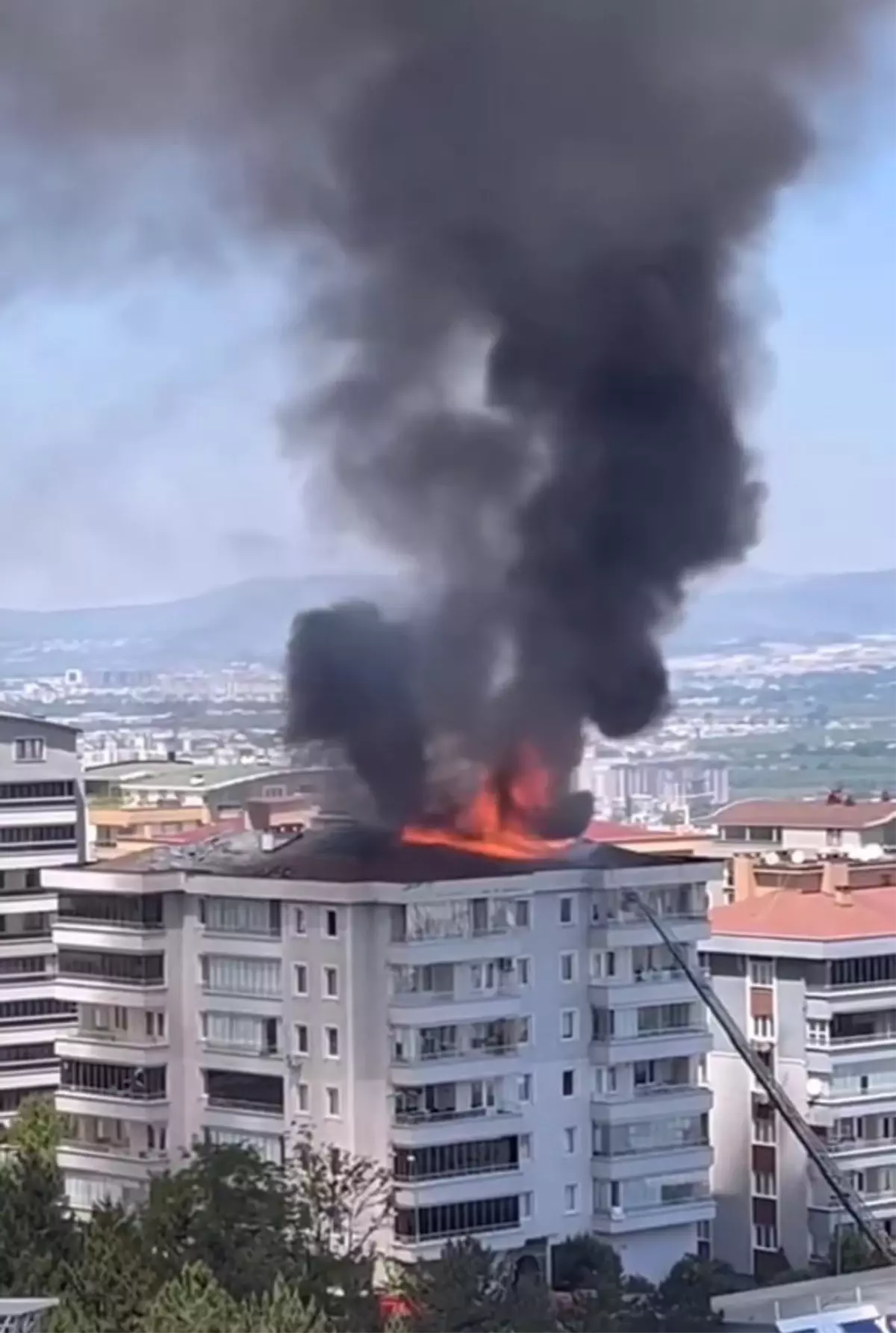 Bursa'da 7 Katlı Apartmanda Yangın