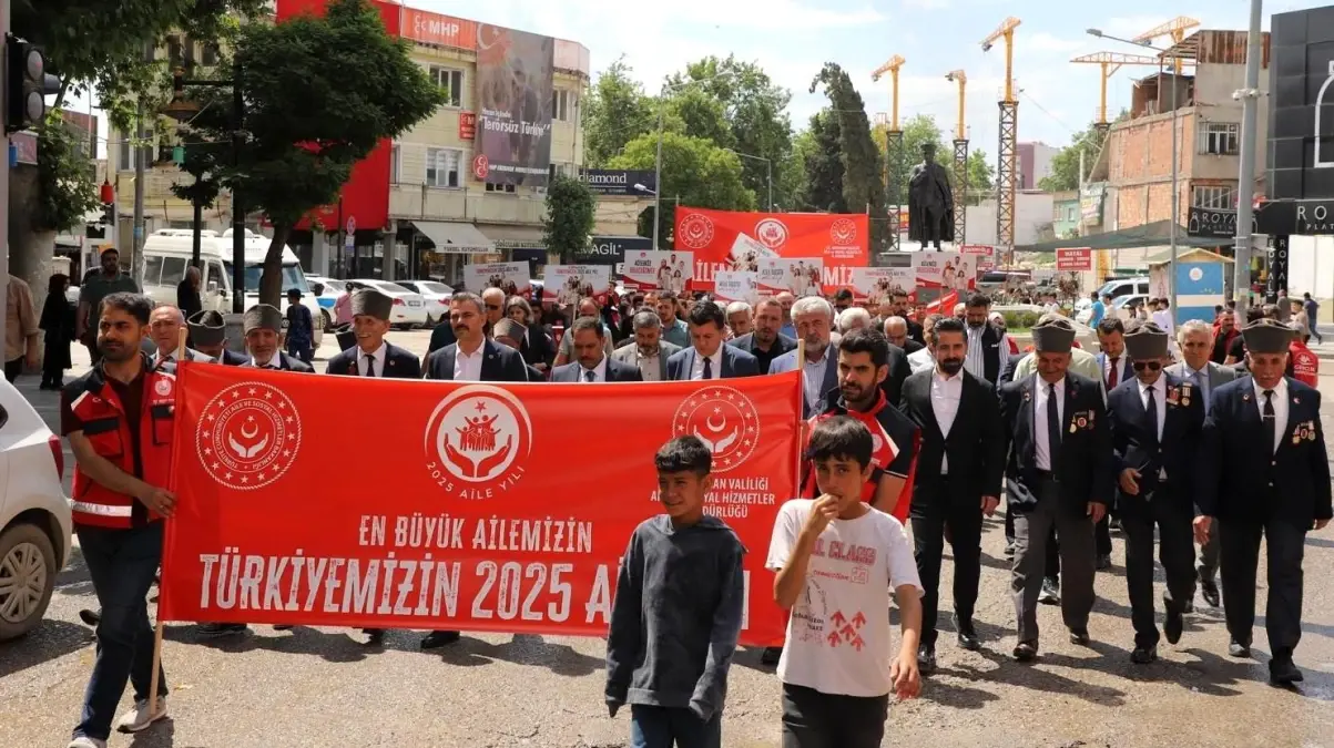 Adıyaman'da Aile Haftası Yürüyüşü Düzenlendi
