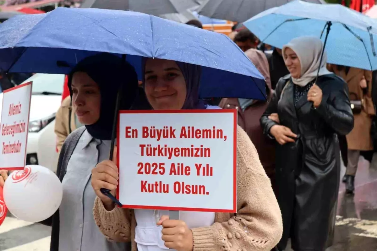 Aile Haftası Kortej Yürüyüşü Yoğun Katılımla Gerçekleştirildi