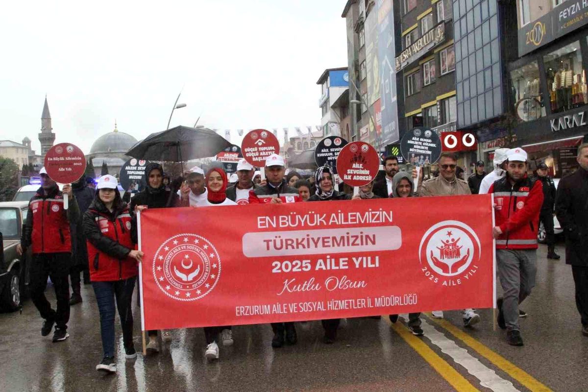 Erzurum'da Aile Yılı için Coşkulu Kortej Yürüyüşü