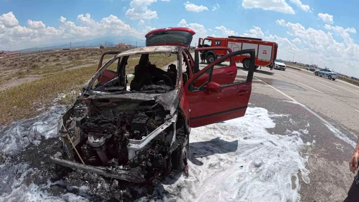 Aksaray'da Otomobil Yangını: Motorundan Duman Çıktı, Alevlere Döndü