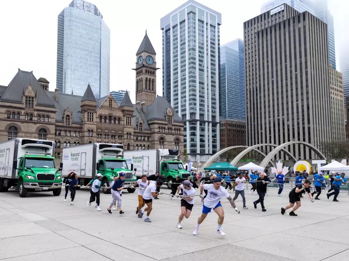 Toronto'da İkinci Hasat Kamyon Çekme Yarışması Düzenlendi