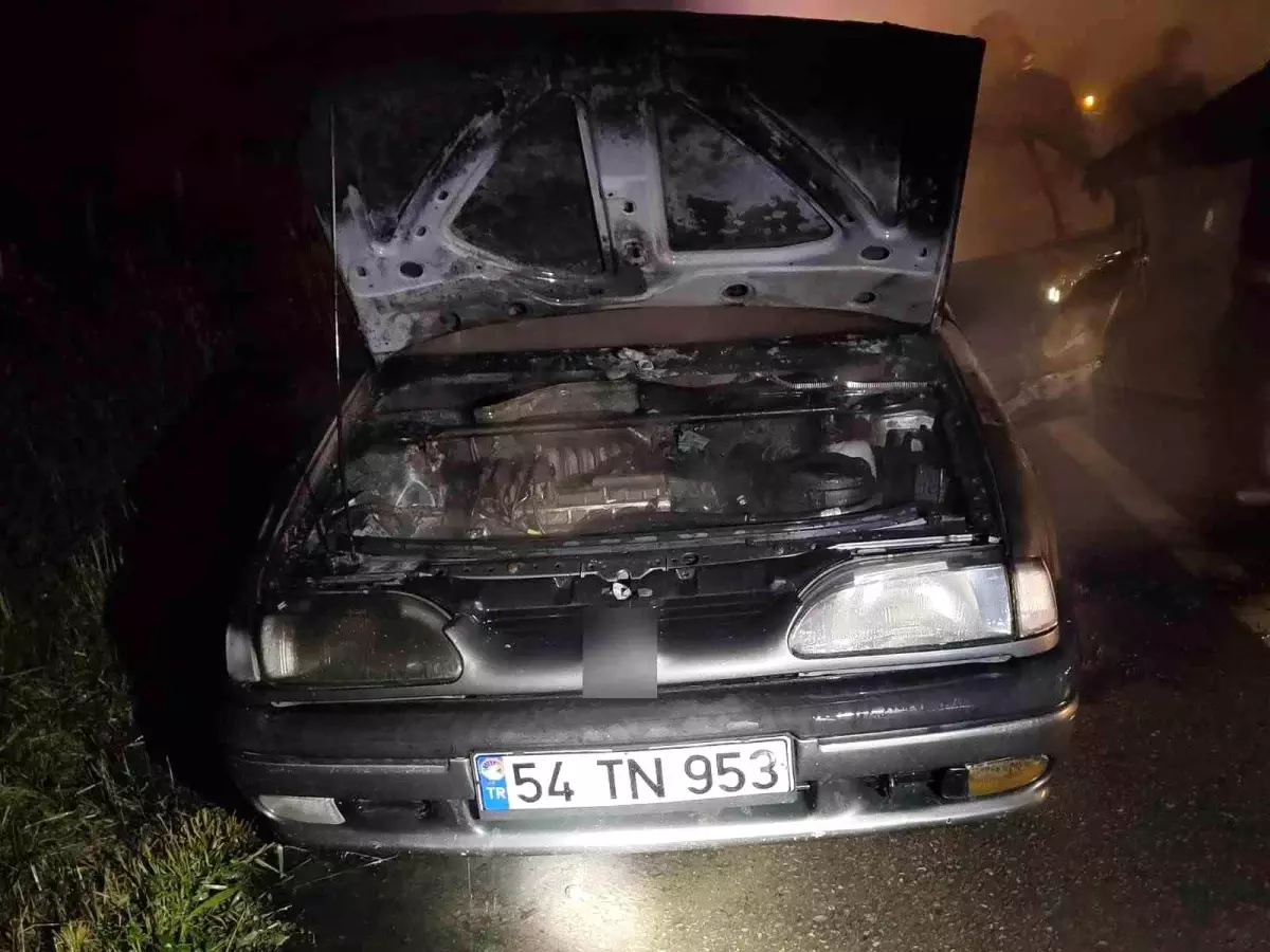 Sakarya'da Seyir Halindeki Otomobil Yangın Çıkardı