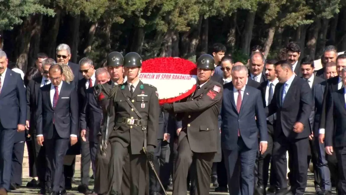 Bakan Bak, Gençler ve Sporcularla Anıtkabir'i Ziyaret Etti