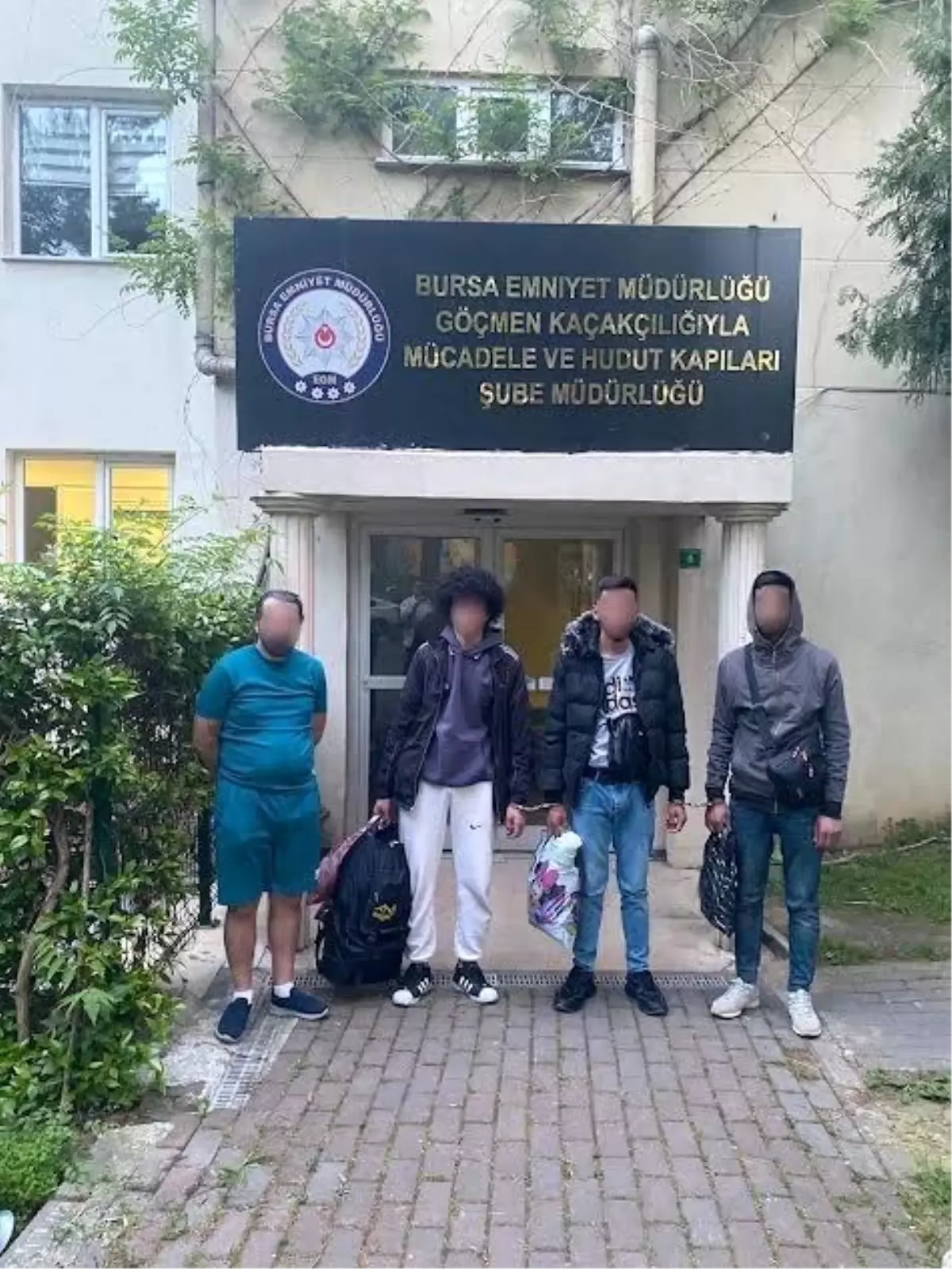 Bursa'da Göçmen Kaçakçılığı Operasyonu: 4 Kaçak Göçmen ve 1 Organizatör Yakalandı